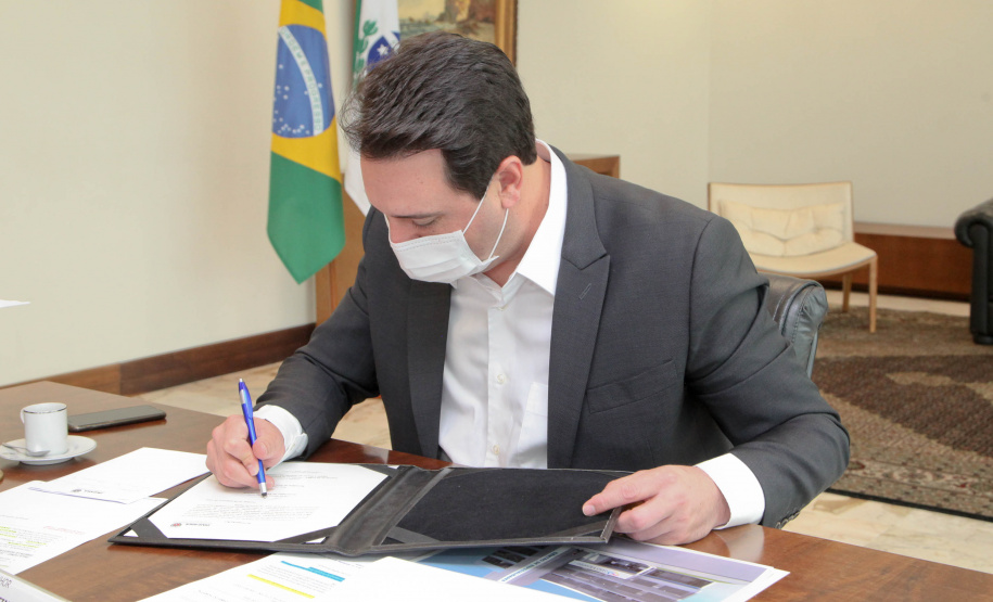 O governador Carlos Massa Ratinho Junior assinou nesta terça-feira (22), no Palácio Iguaçu, a ordem de serviço para as obras de ampliação da estrutura de atendimento do Hospital São Vicente, em Curitiba. Serão investidos R$ 2,3 milhões para a reforma e construção de um novo espaço em um imóvel localizado na Rua Brigadeiro Franco, cedido ao centro médico pelo Instituto Brasileiro do Meio Ambiente e dos Recursos Naturais Renováveis (Ibama)..Foto: Ari dias/AEN.