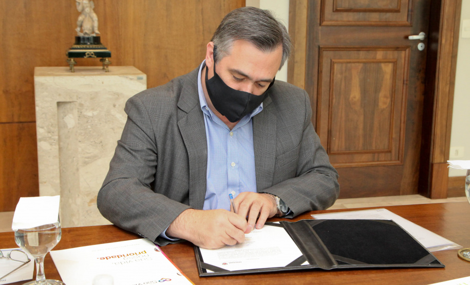 O governador Carlos Massa Ratinho Junior assinou nesta terça-feira (22), no Palácio Iguaçu, a ordem de serviço para as obras de ampliação da estrutura de atendimento do Hospital São Vicente, em Curitiba. Serão investidos R$ 2,3 milhões para a reforma e construção de um novo espaço em um imóvel localizado na Rua Brigadeiro Franco, cedido ao centro médico pelo Instituto Brasileiro do Meio Ambiente e dos Recursos Naturais Renováveis (Ibama)..Foto: Ari dias/AEN.