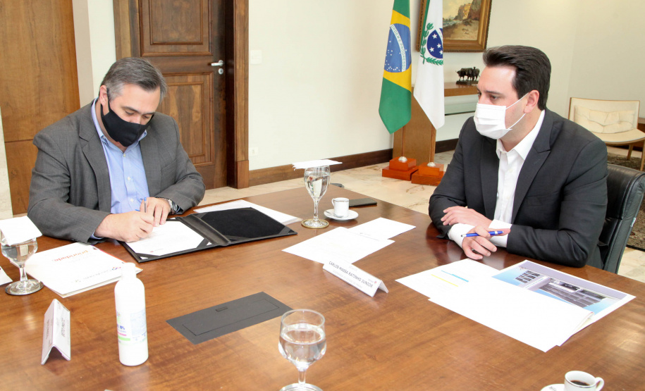 O governador Carlos Massa Ratinho Junior assinou nesta terça-feira (22), no Palácio Iguaçu, a ordem de serviço para as obras de ampliação da estrutura de atendimento do Hospital São Vicente, em Curitiba. Serão investidos R$ 2,3 milhões para a reforma e construção de um novo espaço em um imóvel localizado na Rua Brigadeiro Franco, cedido ao centro médico pelo Instituto Brasileiro do Meio Ambiente e dos Recursos Naturais Renováveis (Ibama)..Foto: Ari dias/AEN.