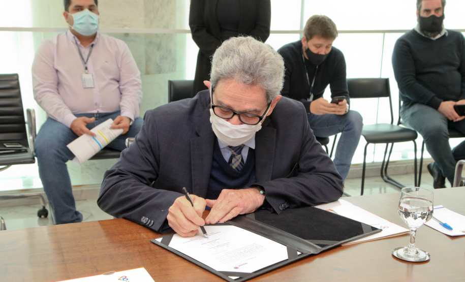 O governador Carlos Massa Ratinho Junior assinou nesta terça-feira (22), no Palácio Iguaçu, a ordem de serviço para as obras de ampliação da estrutura de atendimento do Hospital São Vicente, em Curitiba. Serão investidos R$ 2,3 milhões para a reforma e construção de um novo espaço em um imóvel localizado na Rua Brigadeiro Franco, cedido ao centro médico pelo Instituto Brasileiro do Meio Ambiente e dos Recursos Naturais Renováveis (Ibama)..Foto: Ari dias/AEN.