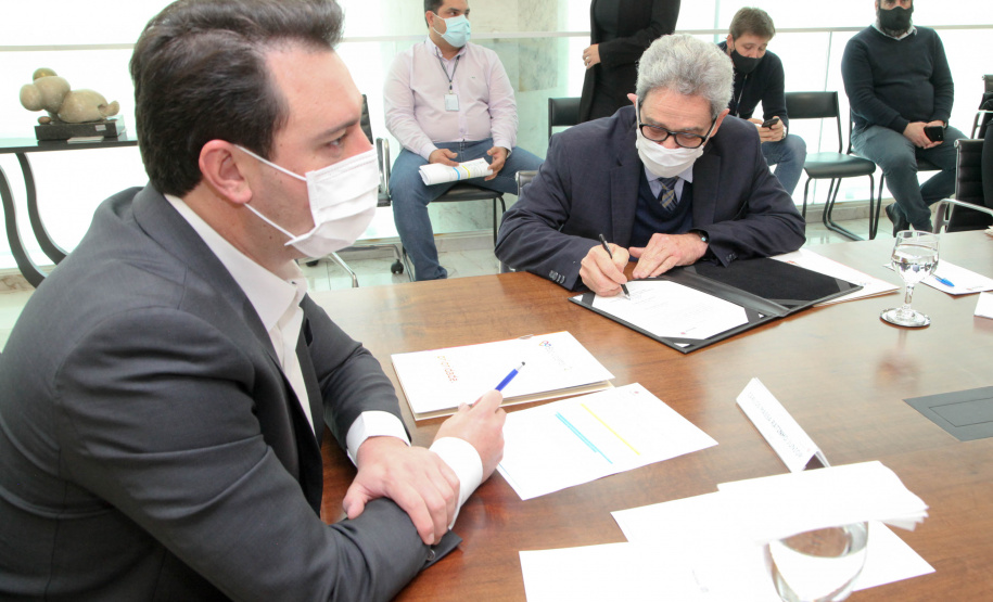 O governador Carlos Massa Ratinho Junior assinou nesta terça-feira (22), no Palácio Iguaçu, a ordem de serviço para as obras de ampliação da estrutura de atendimento do Hospital São Vicente, em Curitiba. Serão investidos R$ 2,3 milhões para a reforma e construção de um novo espaço em um imóvel localizado na Rua Brigadeiro Franco, cedido ao centro médico pelo Instituto Brasileiro do Meio Ambiente e dos Recursos Naturais Renováveis (Ibama)..Foto: Ari dias/AEN.