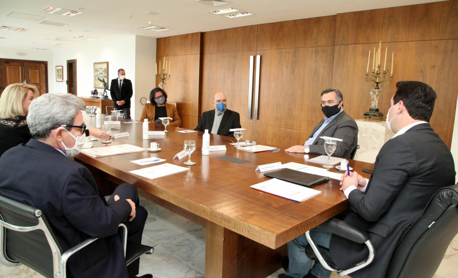 O governador Carlos Massa Ratinho Junior assinou nesta terça-feira (22), no Palácio Iguaçu, a ordem de serviço para as obras de ampliação da estrutura de atendimento do Hospital São Vicente, em Curitiba. Serão investidos R$ 2,3 milhões para a reforma e construção de um novo espaço em um imóvel localizado na Rua Brigadeiro Franco, cedido ao centro médico pelo Instituto Brasileiro do Meio Ambiente e dos Recursos Naturais Renováveis (Ibama)..Foto: Ari dias/AEN.