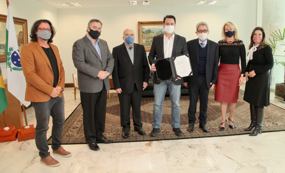 O governador Carlos Massa Ratinho Junior assinou nesta terça-feira (22), no Palácio Iguaçu, a ordem de serviço para as obras de ampliação da estrutura de atendimento do Hospital São Vicente, em Curitiba. Serão investidos R$ 2,3 milhões para a reforma e construção de um novo espaço em um imóvel localizado na Rua Brigadeiro Franco, cedido ao centro médico pelo Instituto Brasileiro do Meio Ambiente e dos Recursos Naturais Renováveis (Ibama)..Foto: Ari dias/AEN.