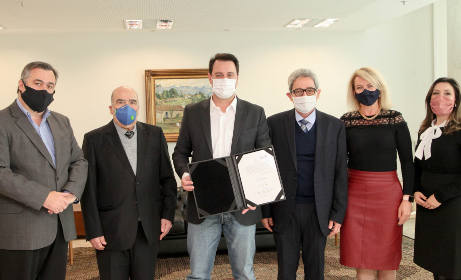 O governador Carlos Massa Ratinho Junior assinou nesta terça-feira (22), no Palácio Iguaçu, a ordem de serviço para as obras de ampliação da estrutura de atendimento do Hospital São Vicente, em Curitiba. Serão investidos R$ 2,3 milhões para a reforma e construção de um novo espaço em um imóvel localizado na Rua Brigadeiro Franco, cedido ao centro médico pelo Instituto Brasileiro do Meio Ambiente e dos Recursos Naturais Renováveis (Ibama)..Foto: Ari dias/AEN.