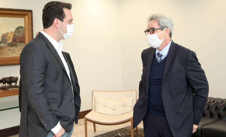 O governador Carlos Massa Ratinho Junior assinou nesta terça-feira (22), no Palácio Iguaçu, a ordem de serviço para as obras de ampliação da estrutura de atendimento do Hospital São Vicente, em Curitiba. Serão investidos R$ 2,3 milhões para a reforma e construção de um novo espaço em um imóvel localizado na Rua Brigadeiro Franco, cedido ao centro médico pelo Instituto Brasileiro do Meio Ambiente e dos Recursos Naturais Renováveis (Ibama)..Foto: Ari dias/AEN..