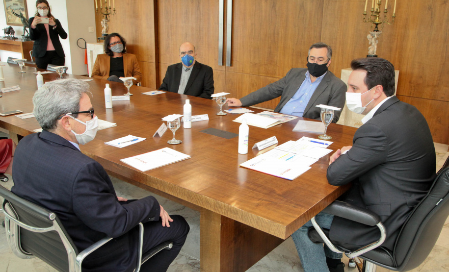 O governador Carlos Massa Ratinho Junior assinou nesta terça-feira (22), no Palácio Iguaçu, a ordem de serviço para as obras de ampliação da estrutura de atendimento do Hospital São Vicente, em Curitiba. Serão investidos R$ 2,3 milhões para a reforma e construção de um novo espaço em um imóvel localizado na Rua Brigadeiro Franco, cedido ao centro médico pelo Instituto Brasileiro do Meio Ambiente e dos Recursos Naturais Renováveis (Ibama)..Foto: Ari dias/AEN.
