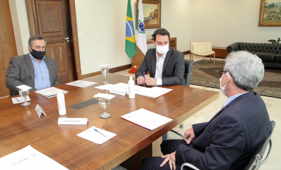 O governador Carlos Massa Ratinho Junior assinou nesta terça-feira (22), no Palácio Iguaçu, a ordem de serviço para as obras de ampliação da estrutura de atendimento do Hospital São Vicente, em Curitiba. Serão investidos R$ 2,3 milhões para a reforma e construção de um novo espaço em um imóvel localizado na Rua Brigadeiro Franco, cedido ao centro médico pelo Instituto Brasileiro do Meio Ambiente e dos Recursos Naturais Renováveis (Ibama)..Foto: Ari dias/AEN.