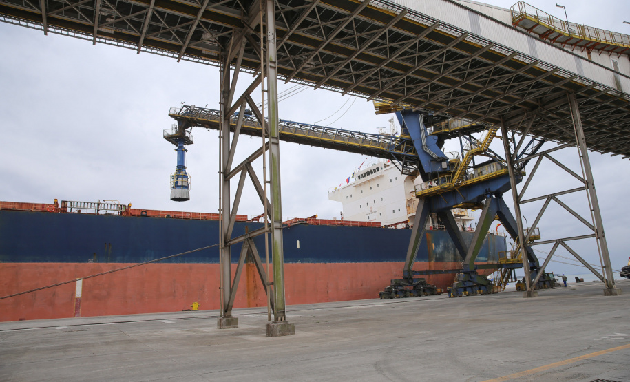 O governador Carlos Massa Ratinho Júnior inaugura nesta terça-feira (22),  o novo berço 201, no Porto de Paranaguá. Com investimentos de R$ 201,7 milhões, a ampliação do cais vai aumentar em 140% a capacidade atual de movimentação e autoriza a contratação do projeto para obras de derrocamento submarino do maciço rochoso conhecido como Palanganas. A remoção permitirá o aprofundamento do canal de acesso ao porto em até 14,60 metros. Paranagua, 22/09/2020 - Foto: Geraldo Bubniak/AEN