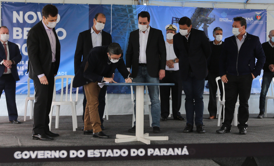 O governador Carlos Massa Ratinho Júnior inaugura nesta terça-feira (22),  o novo berço 201, no Porto de Paranaguá. Com investimentos de R$ 201,7 milhões, a ampliação do cais vai aumentar em 140% a capacidade atual de movimentação e autoriza a contratação do projeto para obras de derrocamento submarino do maciço rochoso conhecido como Palanganas. A remoção permitirá o aprofundamento do canal de acesso ao porto em até 14,60 metros. Paranagua, 22/09/2020 - Foto: Geraldo Bubniak/AEN