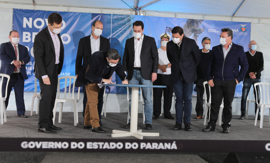 O governador Carlos Massa Ratinho Júnior inaugura nesta terça-feira (22),  o novo berço 201, no Porto de Paranaguá. Com investimentos de R$ 201,7 milhões, a ampliação do cais vai aumentar em 140% a capacidade atual de movimentação e autoriza a contratação do projeto para obras de derrocamento submarino do maciço rochoso conhecido como Palanganas. A remoção permitirá o aprofundamento do canal de acesso ao porto em até 14,60 metros. Paranagua, 22/09/2020 - Foto: Geraldo Bubniak/AEN