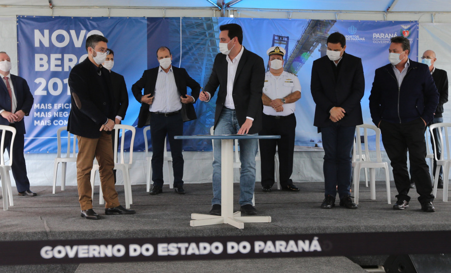 O governador Carlos Massa Ratinho Júnior inaugura nesta terça-feira (22),  o novo berço 201, no Porto de Paranaguá. Com investimentos de R$ 201,7 milhões, a ampliação do cais vai aumentar em 140% a capacidade atual de movimentação e autoriza a contratação do projeto para obras de derrocamento submarino do maciço rochoso conhecido como Palanganas. A remoção permitirá o aprofundamento do canal de acesso ao porto em até 14,60 metros. Paranagua, 22/09/2020 - Foto: Geraldo Bubniak/AEN