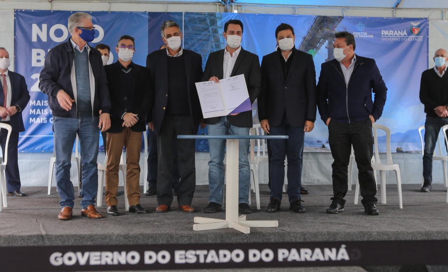O governador Carlos Massa Ratinho Júnior inaugura nesta terça-feira (22),  o novo berço 201, no Porto de Paranaguá. Com investimentos de R$ 201,7 milhões, a ampliação do cais vai aumentar em 140% a capacidade atual de movimentação e autoriza a contratação do projeto para obras de derrocamento submarino do maciço rochoso conhecido como Palanganas. A remoção permitirá o aprofundamento do canal de acesso ao porto em até 14,60 metros. Paranagua, 22/09/2020 - Foto: Geraldo Bubniak/AEN