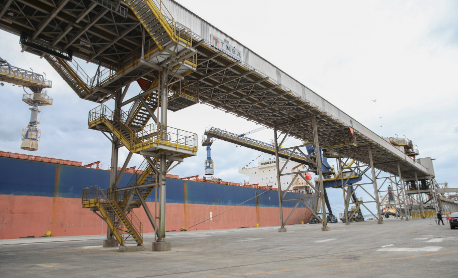 O governador Carlos Massa Ratinho Júnior inaugura nesta terça-feira (22),  o novo berço 201, no Porto de Paranaguá. Com investimentos de R$ 201,7 milhões, a ampliação do cais vai aumentar em 140% a capacidade atual de movimentação e autoriza a contratação do projeto para obras de derrocamento submarino do maciço rochoso conhecido como Palanganas. A remoção permitirá o aprofundamento do canal de acesso ao porto em até 14,60 metros. Paranagua, 22/09/2020 - Foto: Geraldo Bubniak/AEN