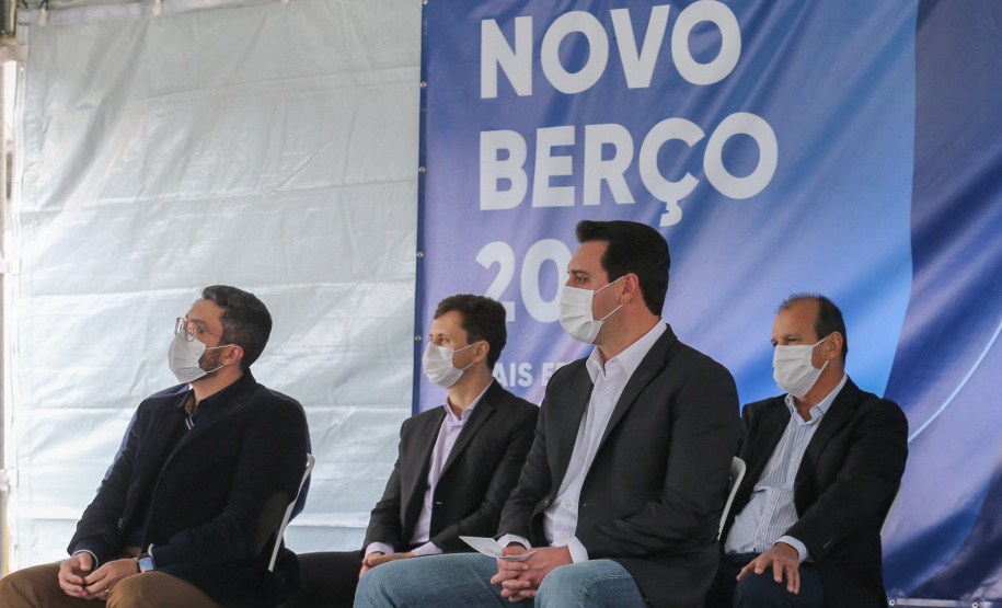 O governador Carlos Massa Ratinho Júnior inaugura nesta terça-feira (22),  o novo berço 201, no Porto de Paranaguá. Com investimentos de R$ 201,7 milhões, a ampliação do cais vai aumentar em 140% a capacidade atual de movimentação e autoriza a contratação do projeto para obras de derrocamento submarino do maciço rochoso conhecido como Palanganas. A remoção permitirá o aprofundamento do canal de acesso ao porto em até 14,60 metros. Paranagua, 22/09/2020 - Foto: Geraldo Bubniak/AEN