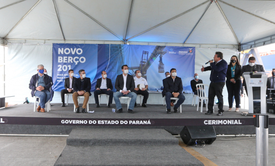 O governador Carlos Massa Ratinho Júnior inaugura nesta terça-feira (22),  o novo berço 201, no Porto de Paranaguá. Com investimentos de R$ 201,7 milhões, a ampliação do cais vai aumentar em 140% a capacidade atual de movimentação e autoriza a contratação do projeto para obras de derrocamento submarino do maciço rochoso conhecido como Palanganas. A remoção permitirá o aprofundamento do canal de acesso ao porto em até 14,60 metros. Paranagua, 22/09/2020 - Foto: Geraldo Bubniak/AEN