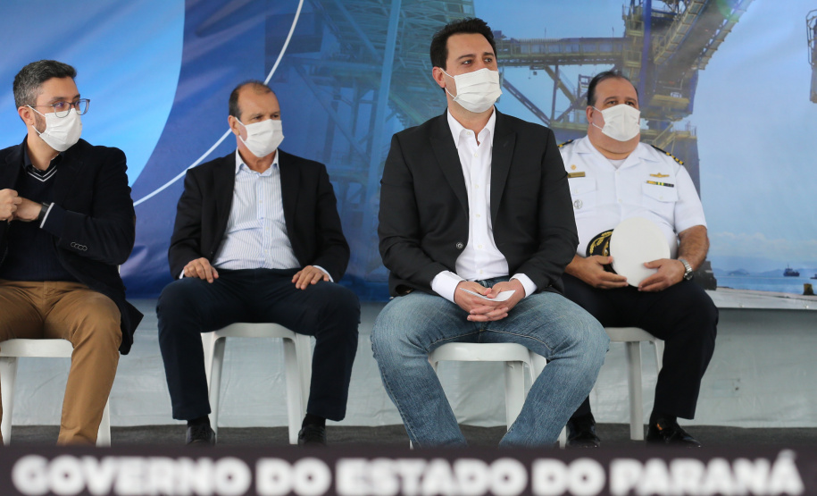 O governador Carlos Massa Ratinho Júnior inaugura nesta terça-feira (22),  o novo berço 201, no Porto de Paranaguá. Com investimentos de R$ 201,7 milhões, a ampliação do cais vai aumentar em 140% a capacidade atual de movimentação e autoriza a contratação do projeto para obras de derrocamento submarino do maciço rochoso conhecido como Palanganas. A remoção permitirá o aprofundamento do canal de acesso ao porto em até 14,60 metros. Paranagua, 22/09/2020 - Foto: Geraldo Bubniak/AEN