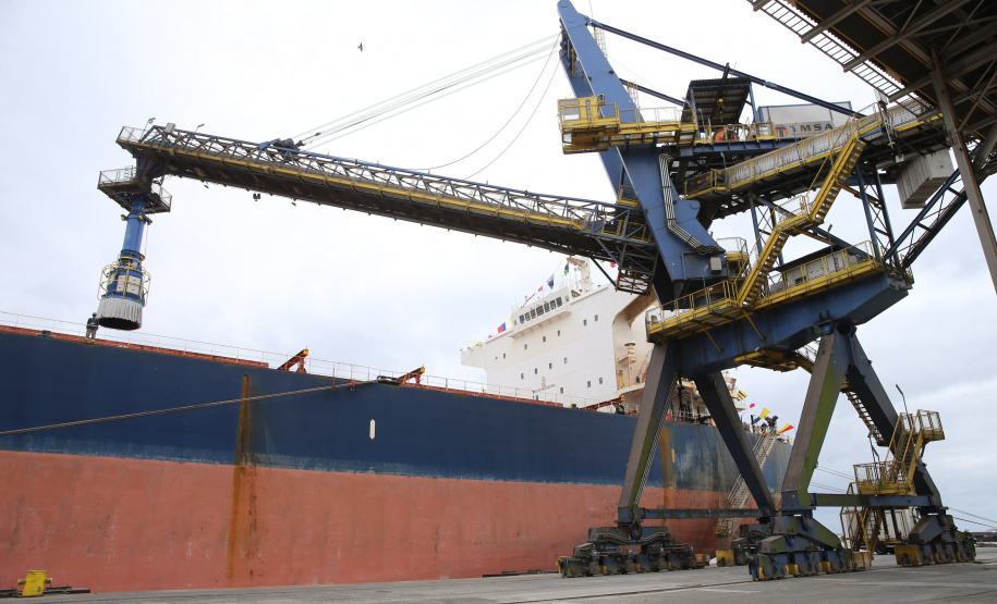 O governador Carlos Massa Ratinho Júnior inaugura nesta terça-feira (22),  o novo berço 201, no Porto de Paranaguá. Com investimentos de R$ 201,7 milhões, a ampliação do cais vai aumentar em 140% a capacidade atual de movimentação e autoriza a contratação do projeto para obras de derrocamento submarino do maciço rochoso conhecido como Palanganas. A remoção permitirá o aprofundamento do canal de acesso ao porto em até 14,60 metros. Paranagua, 22/09/2020 - Foto: Geraldo Bubniak/AEN