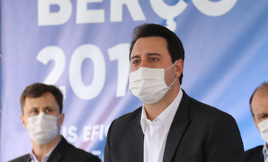 O governador Carlos Massa Ratinho Júnior inaugura nesta terça-feira (22),  o novo berço 201, no Porto de Paranaguá. Com investimentos de R$ 201,7 milhões, a ampliação do cais vai aumentar em 140% a capacidade atual de movimentação e autoriza a contratação do projeto para obras de derrocamento submarino do maciço rochoso conhecido como Palanganas. A remoção permitirá o aprofundamento do canal de acesso ao porto em até 14,60 metros. Paranagua, 22/09/2020 - Foto: Geraldo Bubniak/AEN