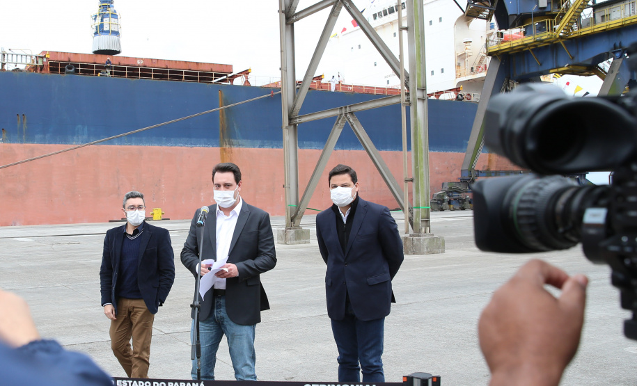 O governador Carlos Massa Ratinho Júnior inaugura nesta terça-feira (22),  o novo berço 201, no Porto de Paranaguá. Com investimentos de R$ 201,7 milhões, a ampliação do cais vai aumentar em 140% a capacidade atual de movimentação e autoriza a contratação do projeto para obras de derrocamento submarino do maciço rochoso conhecido como Palanganas. A remoção permitirá o aprofundamento do canal de acesso ao porto em até 14,60 metros. Paranagua, 22/09/2020 - Foto: Geraldo Bubniak/AEN