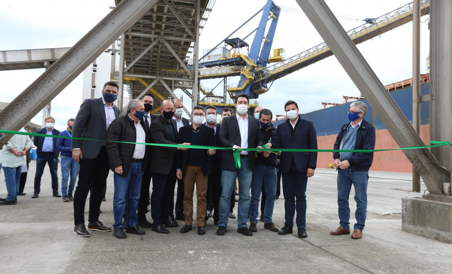 O governador Carlos Massa Ratinho Júnior inaugura nesta terça-feira (22),  o novo berço 201, no Porto de Paranaguá. Com investimentos de R$ 201,7 milhões, a ampliação do cais vai aumentar em 140% a capacidade atual de movimentação e autoriza a contratação do projeto para obras de derrocamento submarino do maciço rochoso conhecido como Palanganas. A remoção permitirá o aprofundamento do canal de acesso ao porto em até 14,60 metros. Paranagua, 22/09/2020 - Foto: Geraldo Bubniak/AEN
