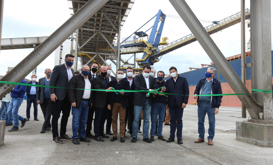 O governador Carlos Massa Ratinho Júnior inaugura nesta terça-feira (22),  o novo berço 201, no Porto de Paranaguá. Com investimentos de R$ 201,7 milhões, a ampliação do cais vai aumentar em 140% a capacidade atual de movimentação e autoriza a contratação do projeto para obras de derrocamento submarino do maciço rochoso conhecido como Palanganas. A remoção permitirá o aprofundamento do canal de acesso ao porto em até 14,60 metros. Paranagua, 22/09/2020 - Foto: Geraldo Bubniak/AEN