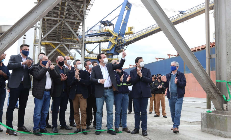 O governador Carlos Massa Ratinho Júnior inaugura nesta terça-feira (22),  o novo berço 201, no Porto de Paranaguá. Com investimentos de R$ 201,7 milhões, a ampliação do cais vai aumentar em 140% a capacidade atual de movimentação e autoriza a contratação do projeto para obras de derrocamento submarino do maciço rochoso conhecido como Palanganas. A remoção permitirá o aprofundamento do canal de acesso ao porto em até 14,60 metros. Paranagua, 22/09/2020 - Foto: Geraldo Bubniak/AEN