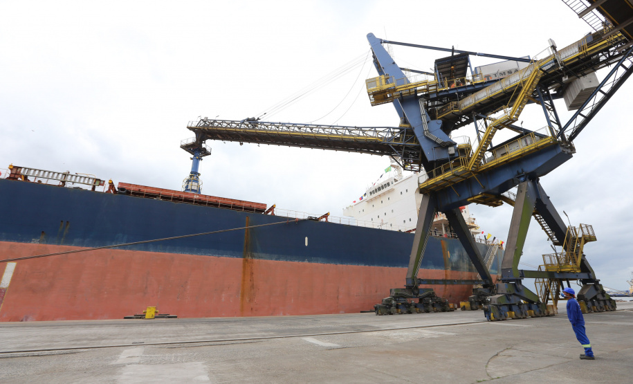 O governador Carlos Massa Ratinho Júnior inaugura nesta terça-feira (22),  o novo berço 201, no Porto de Paranaguá. Com investimentos de R$ 201,7 milhões, a ampliação do cais vai aumentar em 140% a capacidade atual de movimentação e autoriza a contratação do projeto para obras de derrocamento submarino do maciço rochoso conhecido como Palanganas. A remoção permitirá o aprofundamento do canal de acesso ao porto em até 14,60 metros. Paranagua, 22/09/2020 - Foto: Geraldo Bubniak/AEN