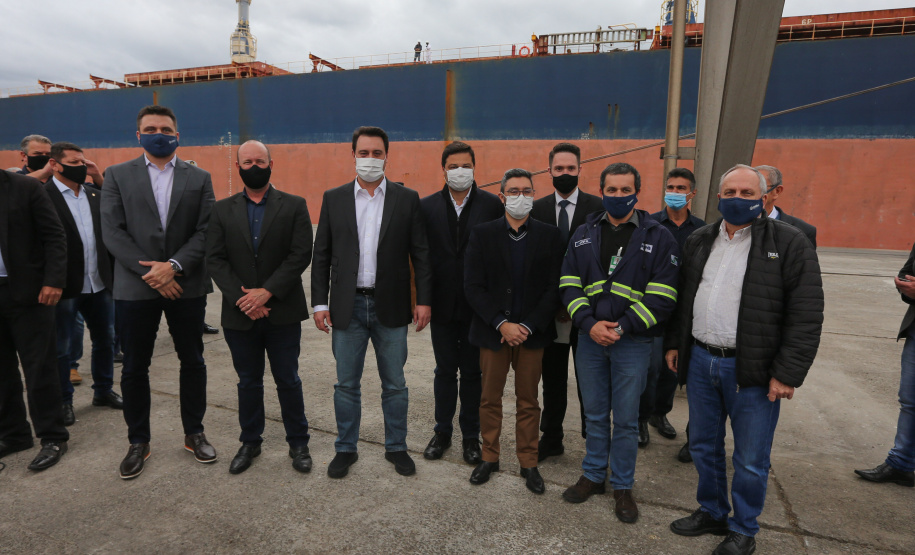 O governador Carlos Massa Ratinho Júnior inaugura nesta terça-feira (22),  o novo berço 201, no Porto de Paranaguá. Com investimentos de R$ 201,7 milhões, a ampliação do cais vai aumentar em 140% a capacidade atual de movimentação e autoriza a contratação do projeto para obras de derrocamento submarino do maciço rochoso conhecido como Palanganas. A remoção permitirá o aprofundamento do canal de acesso ao porto em até 14,60 metros. Paranagua, 22/09/2020 - Foto: Geraldo Bubniak/AEN