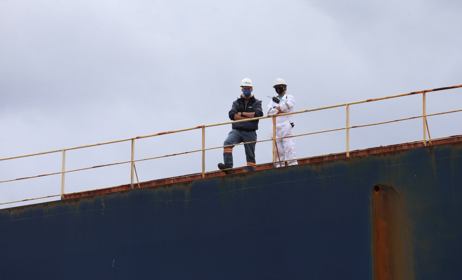 O governador Carlos Massa Ratinho Júnior inaugura nesta terça-feira (22),  o novo berço 201, no Porto de Paranaguá. Com investimentos de R$ 201,7 milhões, a ampliação do cais vai aumentar em 140% a capacidade atual de movimentação e autoriza a contratação do projeto para obras de derrocamento submarino do maciço rochoso conhecido como Palanganas. A remoção permitirá o aprofundamento do canal de acesso ao porto em até 14,60 metros. Paranagua, 22/09/2020 - Foto: Geraldo Bubniak/AEN