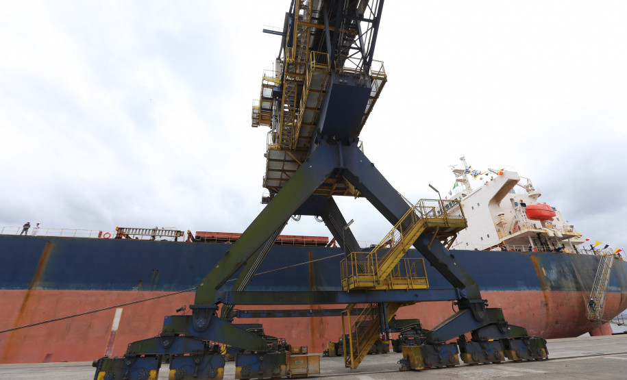 O governador Carlos Massa Ratinho Júnior inaugura nesta terça-feira (22),  o novo berço 201, no Porto de Paranaguá. Com investimentos de R$ 201,7 milhões, a ampliação do cais vai aumentar em 140% a capacidade atual de movimentação e autoriza a contratação do projeto para obras de derrocamento submarino do maciço rochoso conhecido como Palanganas. A remoção permitirá o aprofundamento do canal de acesso ao porto em até 14,60 metros. Paranagua, 22/09/2020 - Foto: Geraldo Bubniak/AEN