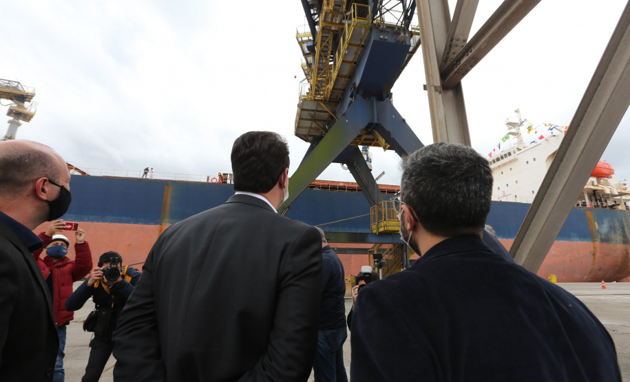 O governador Carlos Massa Ratinho Júnior inaugura nesta terça-feira (22),  o novo berço 201, no Porto de Paranaguá. Com investimentos de R$ 201,7 milhões, a ampliação do cais vai aumentar em 140% a capacidade atual de movimentação e autoriza a contratação do projeto para obras de derrocamento submarino do maciço rochoso conhecido como Palanganas. A remoção permitirá o aprofundamento do canal de acesso ao porto em até 14,60 metros. Paranagua, 22/09/2020 - Foto: Geraldo Bubniak/AEN