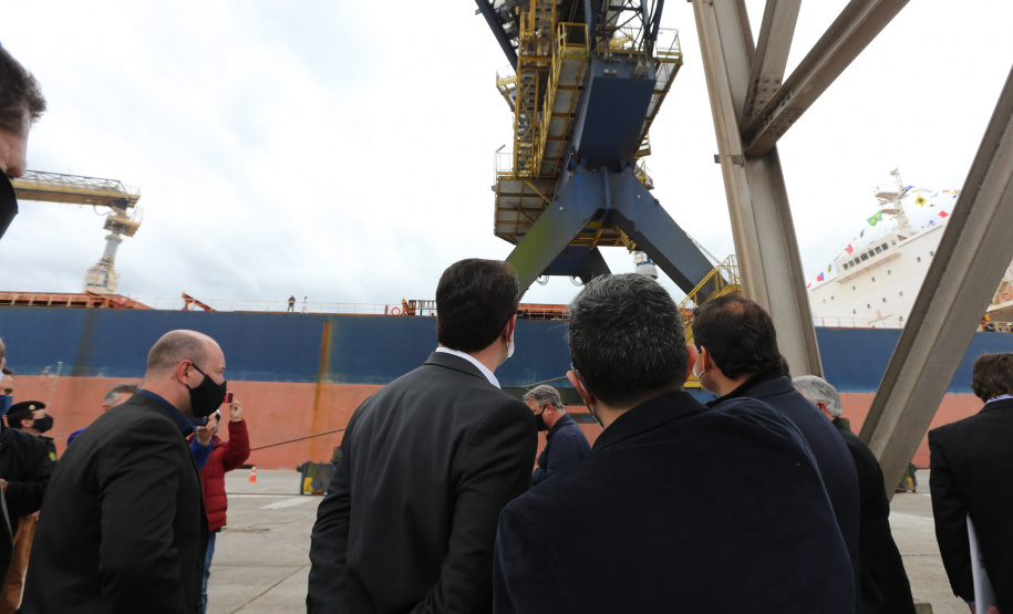 O governador Carlos Massa Ratinho Júnior inaugura nesta terça-feira (22),  o novo berço 201, no Porto de Paranaguá. Com investimentos de R$ 201,7 milhões, a ampliação do cais vai aumentar em 140% a capacidade atual de movimentação e autoriza a contratação do projeto para obras de derrocamento submarino do maciço rochoso conhecido como Palanganas. A remoção permitirá o aprofundamento do canal de acesso ao porto em até 14,60 metros. Paranagua, 22/09/2020 - Foto: Geraldo Bubniak/AEN