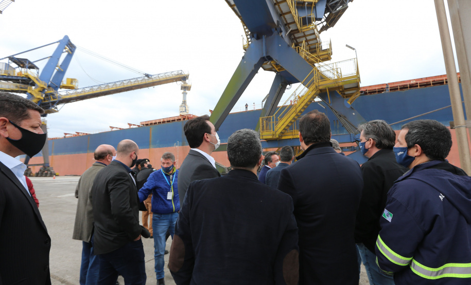 O governador Carlos Massa Ratinho Júnior inaugura nesta terça-feira (22),  o novo berço 201, no Porto de Paranaguá. Com investimentos de R$ 201,7 milhões, a ampliação do cais vai aumentar em 140% a capacidade atual de movimentação e autoriza a contratação do projeto para obras de derrocamento submarino do maciço rochoso conhecido como Palanganas. A remoção permitirá o aprofundamento do canal de acesso ao porto em até 14,60 metros. Paranagua, 22/09/2020 - Foto: Geraldo Bubniak/AEN