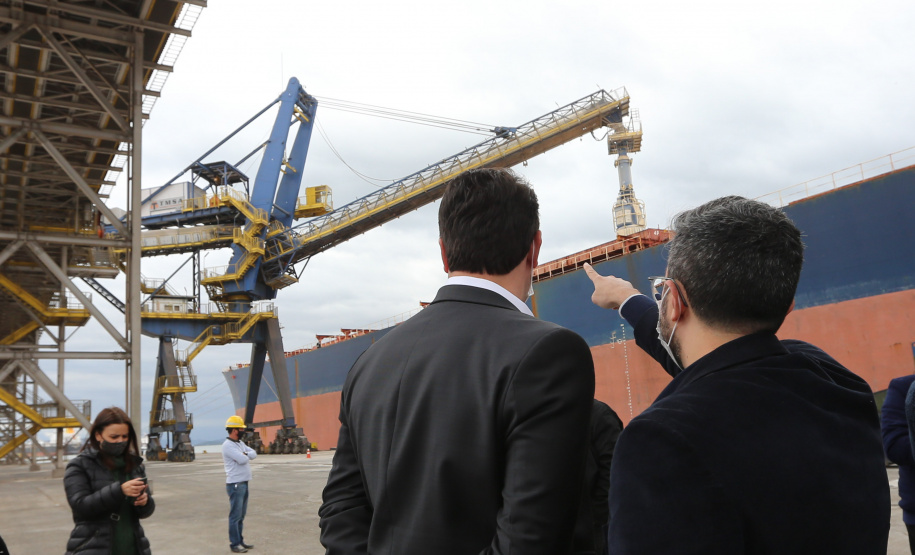 O governador Carlos Massa Ratinho Júnior inaugura nesta terça-feira (22),  o novo berço 201, no Porto de Paranaguá. Com investimentos de R$ 201,7 milhões, a ampliação do cais vai aumentar em 140% a capacidade atual de movimentação e autoriza a contratação do projeto para obras de derrocamento submarino do maciço rochoso conhecido como Palanganas. A remoção permitirá o aprofundamento do canal de acesso ao porto em até 14,60 metros. Paranagua, 22/09/2020 - Foto: Geraldo Bubniak/AEN
