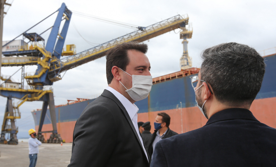 O governador Carlos Massa Ratinho Júnior inaugura nesta terça-feira (22),  o novo berço 201, no Porto de Paranaguá. Com investimentos de R$ 201,7 milhões, a ampliação do cais vai aumentar em 140% a capacidade atual de movimentação e autoriza a contratação do projeto para obras de derrocamento submarino do maciço rochoso conhecido como Palanganas. A remoção permitirá o aprofundamento do canal de acesso ao porto em até 14,60 metros. Paranagua, 22/09/2020 - Foto: Geraldo Bubniak/AEN