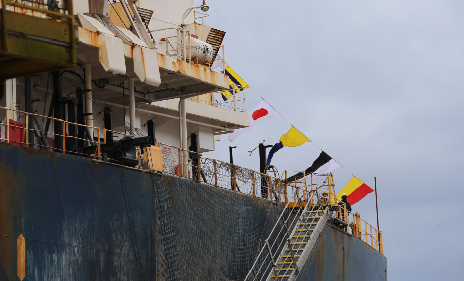 O governador Carlos Massa Ratinho Júnior inaugura nesta terça-feira (22),  o novo berço 201, no Porto de Paranaguá. Com investimentos de R$ 201,7 milhões, a ampliação do cais vai aumentar em 140% a capacidade atual de movimentação e autoriza a contratação do projeto para obras de derrocamento submarino do maciço rochoso conhecido como Palanganas. A remoção permitirá o aprofundamento do canal de acesso ao porto em até 14,60 metros. Paranagua, 22/09/2020 - Foto: Geraldo Bubniak/AEN