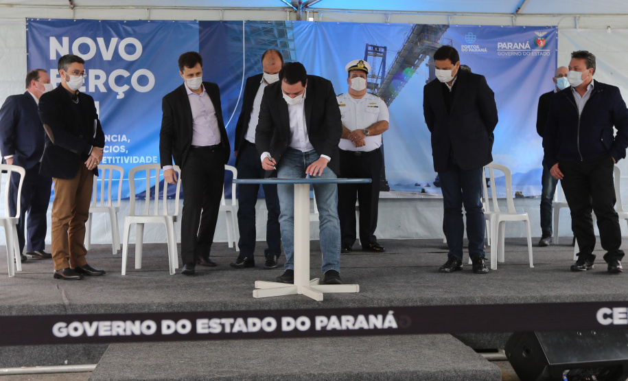 O governador Carlos Massa Ratinho Júnior inaugura nesta terça-feira (22),  o novo berço 201, no Porto de Paranaguá. Com investimentos de R$ 201,7 milhões, a ampliação do cais vai aumentar em 140% a capacidade atual de movimentação e autoriza a contratação do projeto para obras de derrocamento submarino do maciço rochoso conhecido como Palanganas. A remoção permitirá o aprofundamento do canal de acesso ao porto em até 14,60 metros. Paranagua, 22/09/2020 - Foto: Geraldo Bubniak/AEN