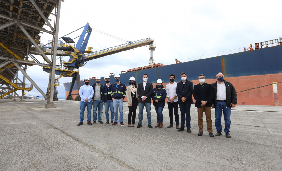 O governador Carlos Massa Ratinho Júnior inaugura nesta terça-feira (22),  o novo berço 201, no Porto de Paranaguá. Com investimentos de R$ 201,7 milhões, a ampliação do cais vai aumentar em 140% a capacidade atual de movimentação e autoriza a contratação do projeto para obras de derrocamento submarino do maciço rochoso conhecido como Palanganas. A remoção permitirá o aprofundamento do canal de acesso ao porto em até 14,60 metros. Paranagua, 22/09/2020 - Foto: Geraldo Bubniak/AEN