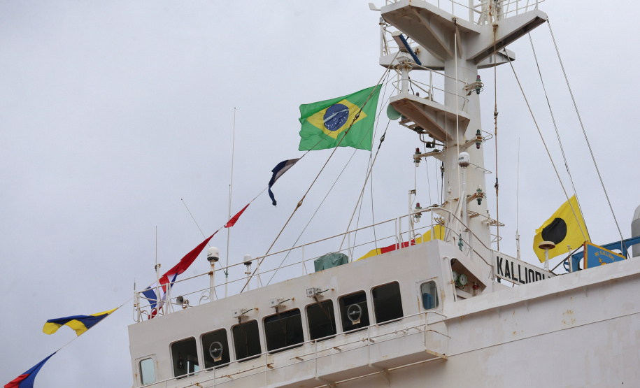 O governador Carlos Massa Ratinho Júnior inaugura nesta terça-feira (22),  o novo berço 201, no Porto de Paranaguá. Com investimentos de R$ 201,7 milhões, a ampliação do cais vai aumentar em 140% a capacidade atual de movimentação e autoriza a contratação do projeto para obras de derrocamento submarino do maciço rochoso conhecido como Palanganas. A remoção permitirá o aprofundamento do canal de acesso ao porto em até 14,60 metros. Paranagua, 22/09/2020 - Foto: Geraldo Bubniak/AEN