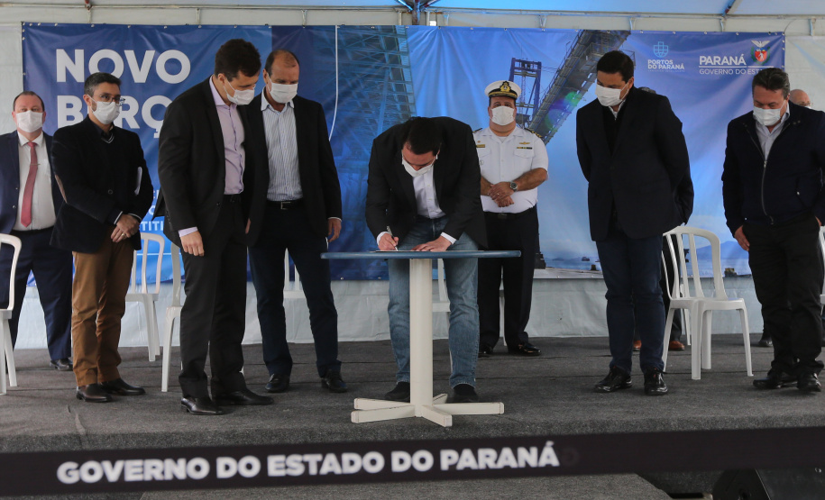 O governador Carlos Massa Ratinho Júnior inaugura nesta terça-feira (22),  o novo berço 201, no Porto de Paranaguá. Com investimentos de R$ 201,7 milhões, a ampliação do cais vai aumentar em 140% a capacidade atual de movimentação e autoriza a contratação do projeto para obras de derrocamento submarino do maciço rochoso conhecido como Palanganas. A remoção permitirá o aprofundamento do canal de acesso ao porto em até 14,60 metros. Paranagua, 22/09/2020 - Foto: Geraldo Bubniak/AEN