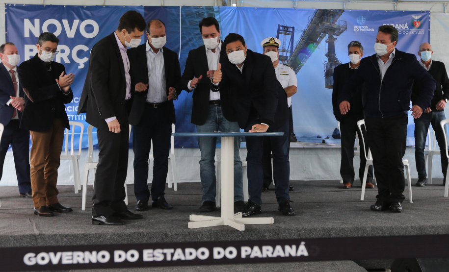 O governador Carlos Massa Ratinho Júnior inaugura nesta terça-feira (22),  o novo berço 201, no Porto de Paranaguá. Com investimentos de R$ 201,7 milhões, a ampliação do cais vai aumentar em 140% a capacidade atual de movimentação e autoriza a contratação do projeto para obras de derrocamento submarino do maciço rochoso conhecido como Palanganas. A remoção permitirá o aprofundamento do canal de acesso ao porto em até 14,60 metros. Paranagua, 22/09/2020 - Foto: Geraldo Bubniak/AEN