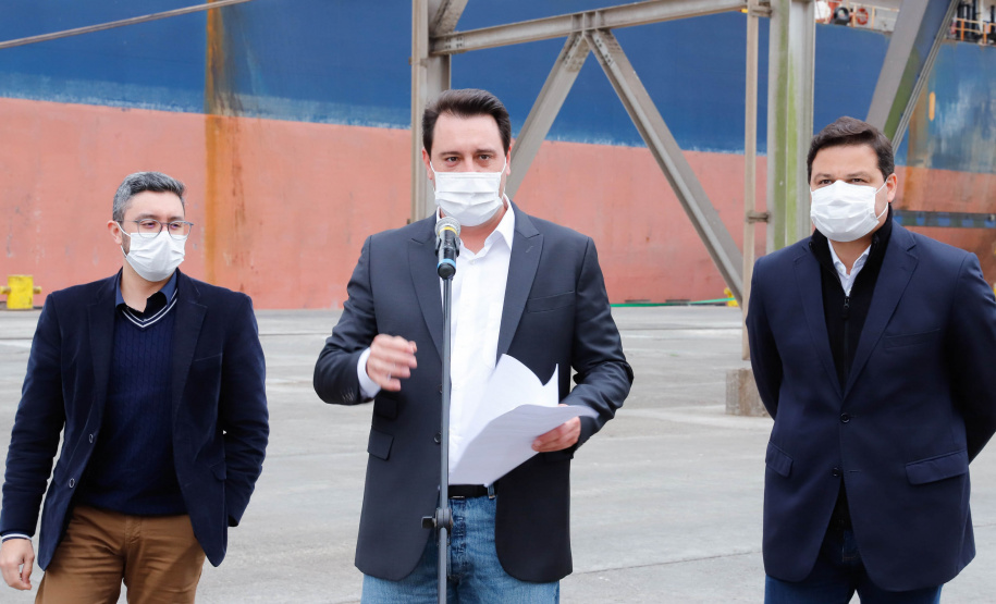 O governador Carlos Massa Ratinho Junior inaugurou nesta terça-feira (21) a obra de ampliação do cais do Porto de Paranaguá, no Litoral do Estado. O berço 201 foi modernizado e o cais de atracação foi prolongado em 100 metros. Os investimentos da empresa pública Portos do Paraná somam R$ 201,7 milhões e vão aumentar em 140% a capacidade atual de movimentação de cargas.