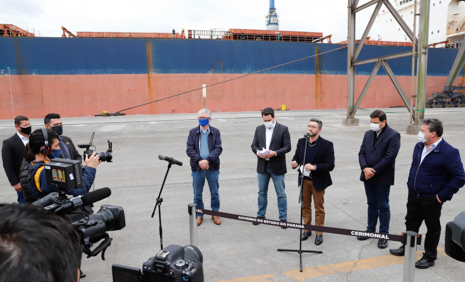 O governador Carlos Massa Ratinho Junior inaugurou nesta terça-feira (21) a obra de ampliação do cais do Porto de Paranaguá, no Litoral do Estado. O berço 201 foi modernizado e o cais de atracação foi prolongado em 100 metros. Os investimentos da empresa pública Portos do Paraná somam R$ 201,7 milhões e vão aumentar em 140% a capacidade atual de movimentação de cargas.