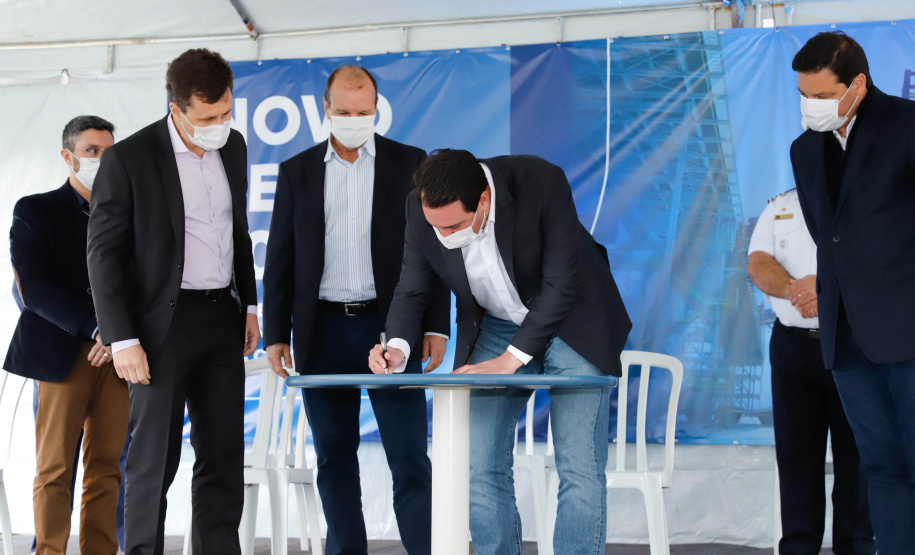 O governador Carlos Massa Ratinho Junior inaugurou nesta terça-feira (21) a obra de ampliação do cais do Porto de Paranaguá, no Litoral do Estado. O berço 201 foi modernizado e o cais de atracação foi prolongado em 100 metros. Os investimentos da empresa pública Portos do Paraná somam R$ 201,7 milhões e vão aumentar em 140% a capacidade atual de movimentação de cargas.