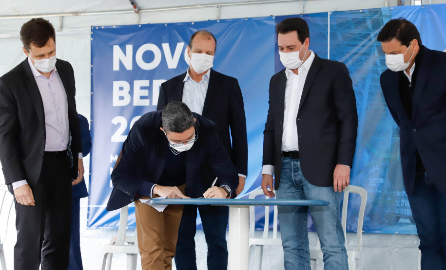 O governador Carlos Massa Ratinho Junior inaugurou nesta terça-feira (21) a obra de ampliação do cais do Porto de Paranaguá, no Litoral do Estado. O berço 201 foi modernizado e o cais de atracação foi prolongado em 100 metros. Os investimentos da empresa pública Portos do Paraná somam R$ 201,7 milhões e vão aumentar em 140% a capacidade atual de movimentação de cargas.