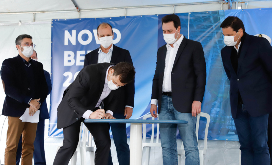 O governador Carlos Massa Ratinho Junior inaugurou nesta terça-feira (21) a obra de ampliação do cais do Porto de Paranaguá, no Litoral do Estado. O berço 201 foi modernizado e o cais de atracação foi prolongado em 100 metros. Os investimentos da empresa pública Portos do Paraná somam R$ 201,7 milhões e vão aumentar em 140% a capacidade atual de movimentação de cargas.