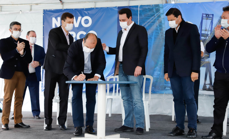 O governador Carlos Massa Ratinho Junior inaugurou nesta terça-feira (21) a obra de ampliação do cais do Porto de Paranaguá, no Litoral do Estado. O berço 201 foi modernizado e o cais de atracação foi prolongado em 100 metros. Os investimentos da empresa pública Portos do Paraná somam R$ 201,7 milhões e vão aumentar em 140% a capacidade atual de movimentação de cargas.