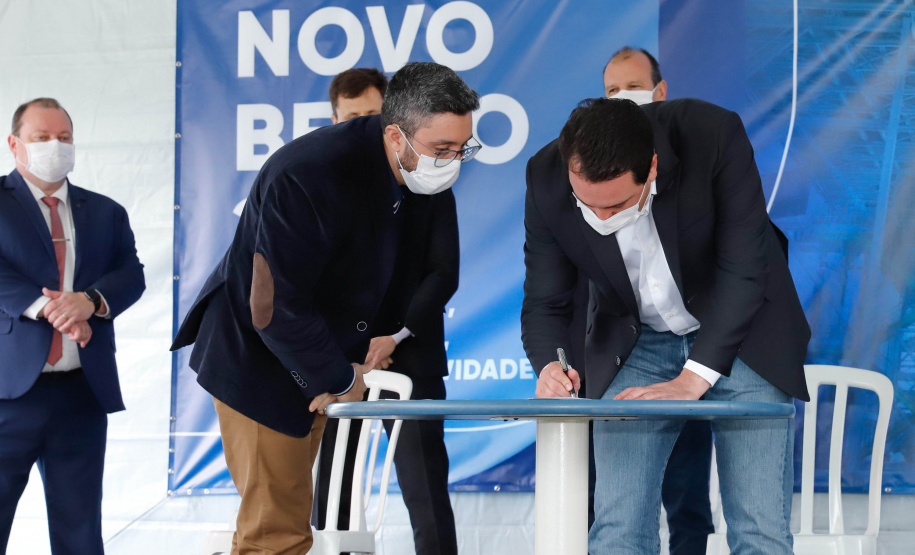 O governador Carlos Massa Ratinho Junior inaugurou nesta terça-feira (21) a obra de ampliação do cais do Porto de Paranaguá, no Litoral do Estado. O berço 201 foi modernizado e o cais de atracação foi prolongado em 100 metros. Os investimentos da empresa pública Portos do Paraná somam R$ 201,7 milhões e vão aumentar em 140% a capacidade atual de movimentação de cargas.