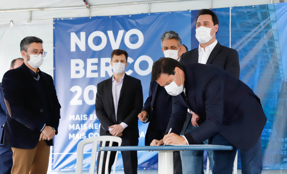 O governador Carlos Massa Ratinho Junior inaugurou nesta terça-feira (21) a obra de ampliação do cais do Porto de Paranaguá, no Litoral do Estado. O berço 201 foi modernizado e o cais de atracação foi prolongado em 100 metros. Os investimentos da empresa pública Portos do Paraná somam R$ 201,7 milhões e vão aumentar em 140% a capacidade atual de movimentação de cargas.