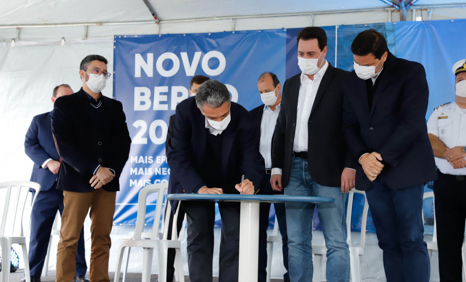 O governador Carlos Massa Ratinho Junior inaugurou nesta terça-feira (21) a obra de ampliação do cais do Porto de Paranaguá, no Litoral do Estado. O berço 201 foi modernizado e o cais de atracação foi prolongado em 100 metros. Os investimentos da empresa pública Portos do Paraná somam R$ 201,7 milhões e vão aumentar em 140% a capacidade atual de movimentação de cargas.